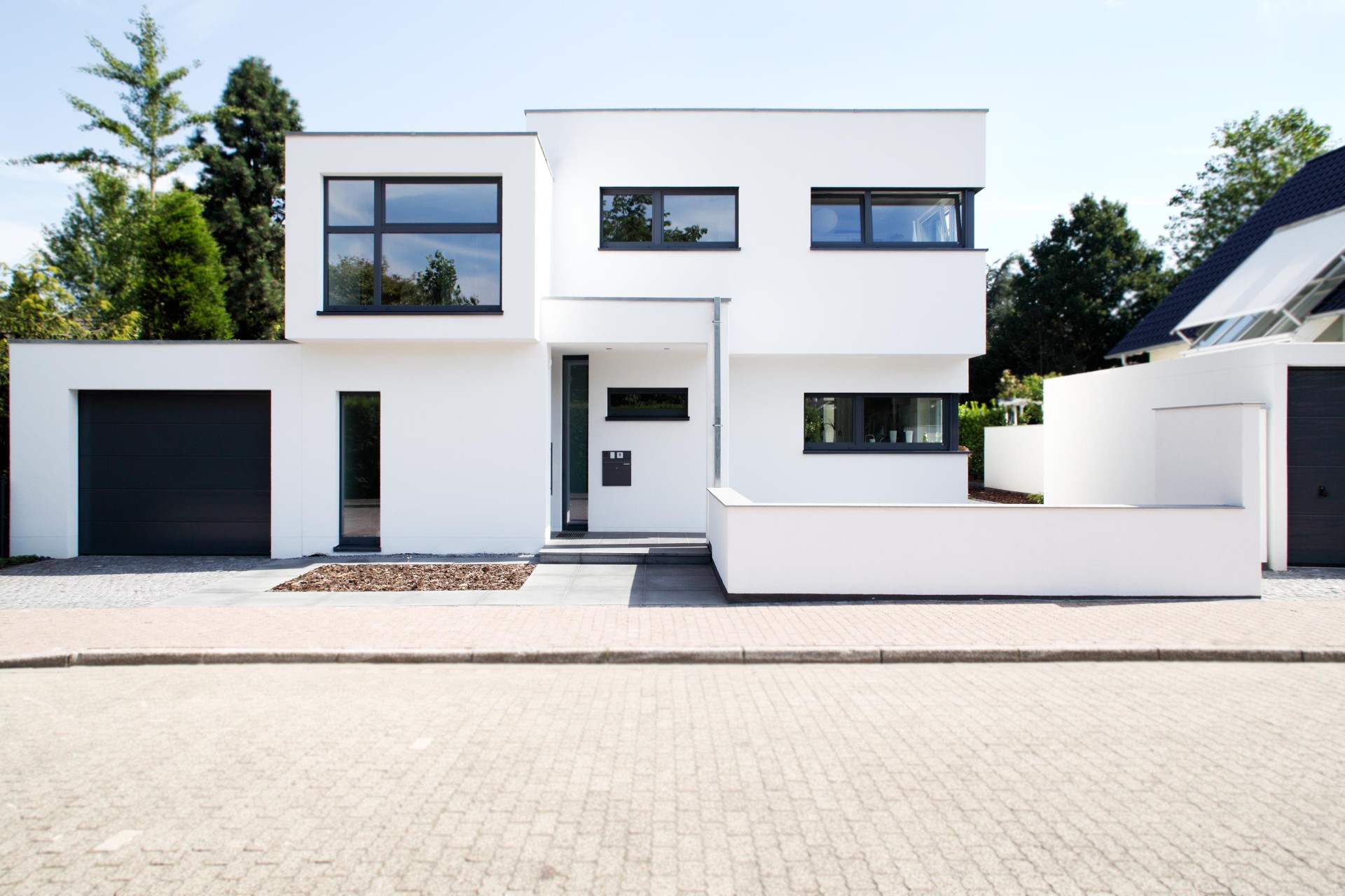 Kubische Stadtvilla im Bauhaus-Stil