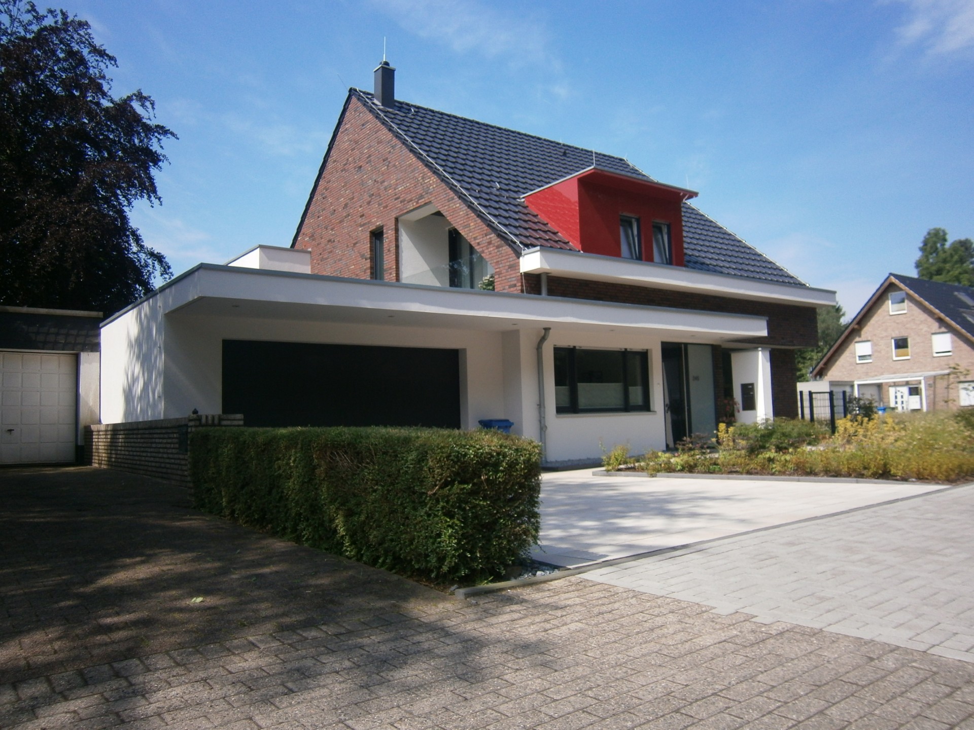 Einfamilienhaus mit rotem Putzakzent