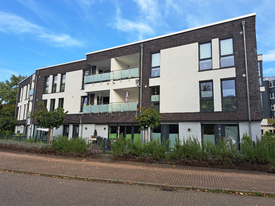 Mehrfamilienhaus mit Glasbalkonen